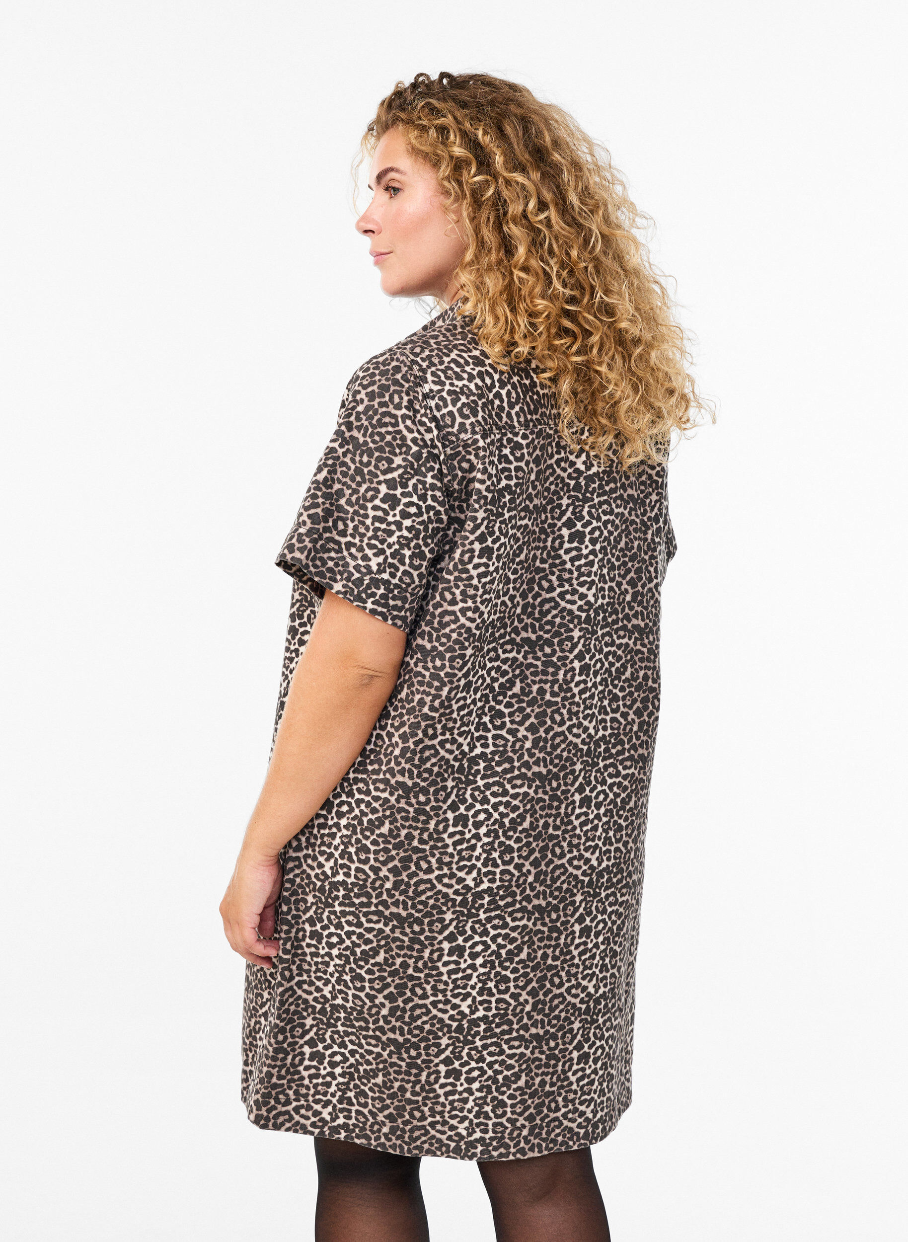 Zizzi Robe chemise en jean avec imprim&eacute; l&eacute;opard, Marron, Model image number 2
