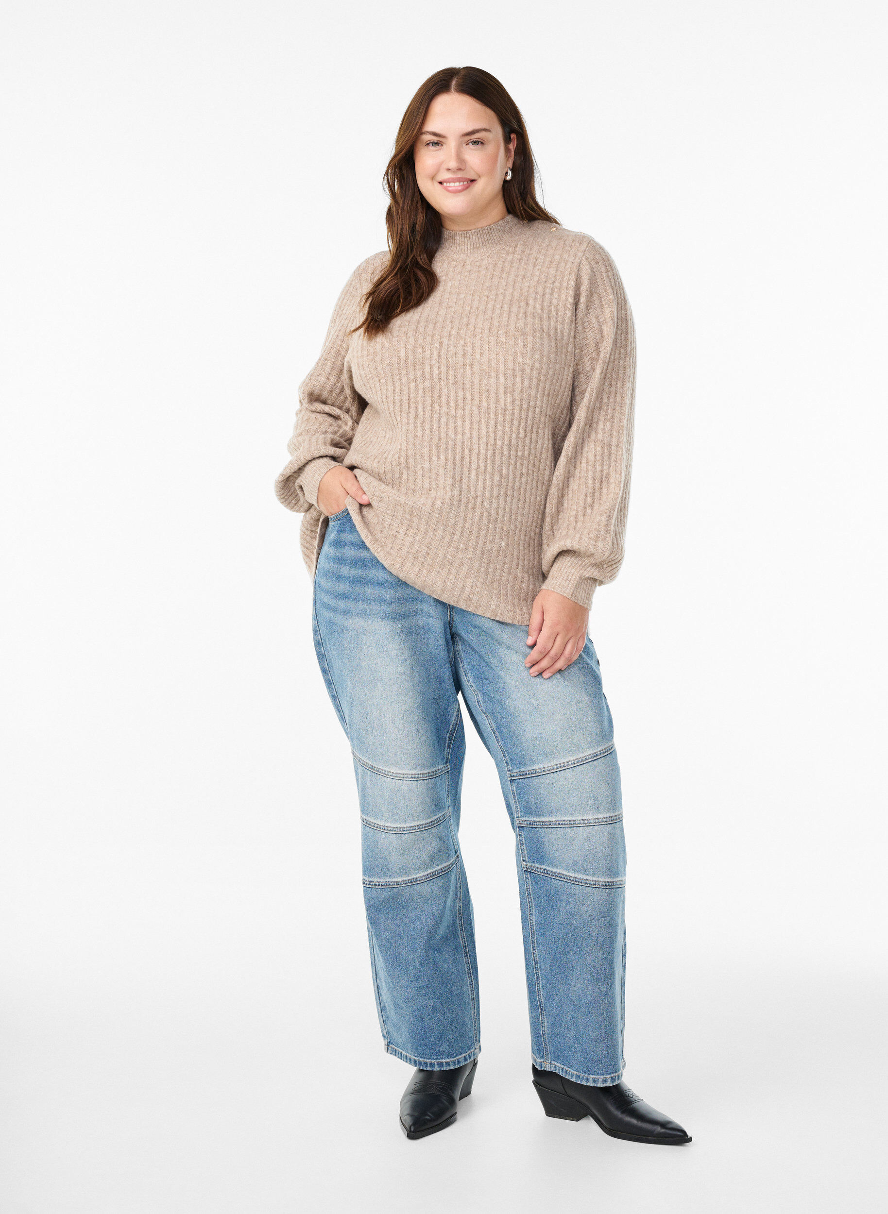 Zizzi Pullover aus Rippstrick mit Puff&auml;rmeln und Kn&ouml;pfen, Beige, Model image number 1