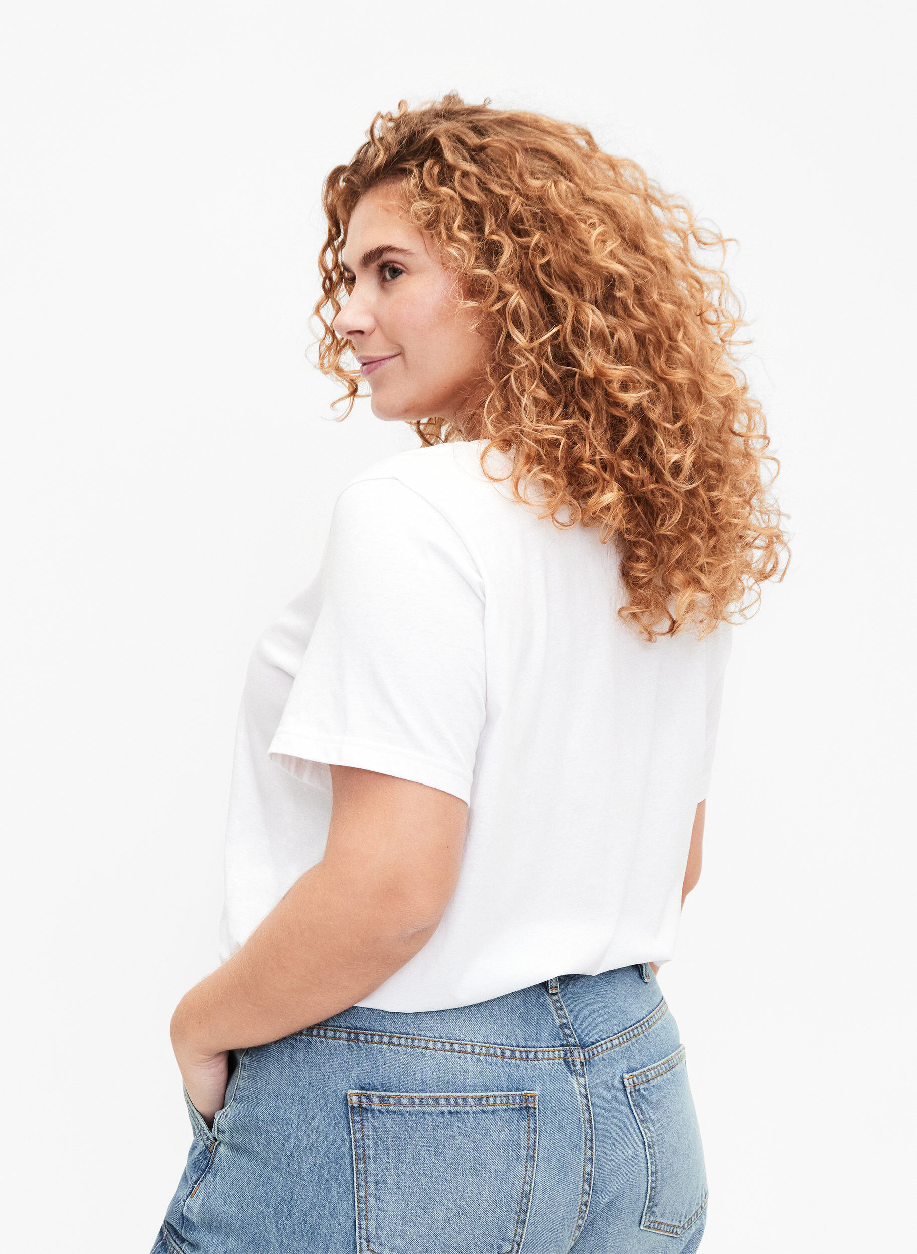 Zizzi T-Shirt aus Baumwolle mit Rundhalsausschnitt und Aufdruck, B. White W. Hearts, Model image number 1