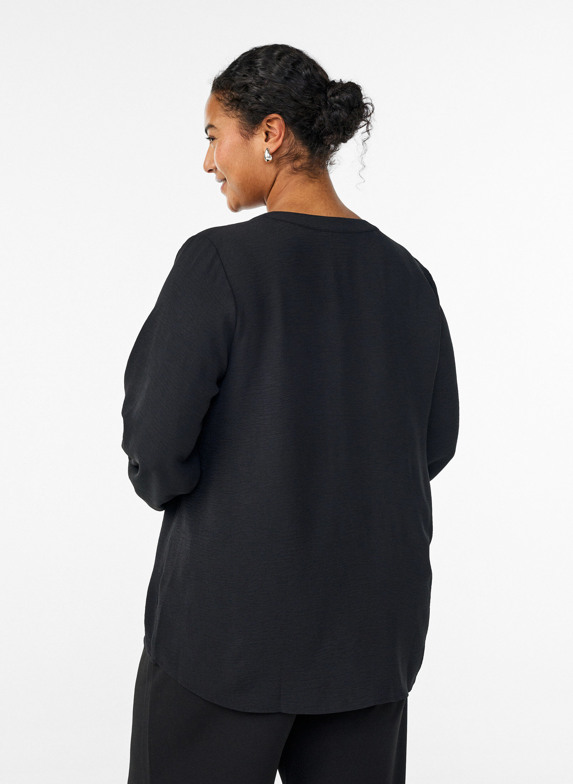 ZizziBlouse avec poignets smock&eacute;s et col en V, Noir, Model image number 2