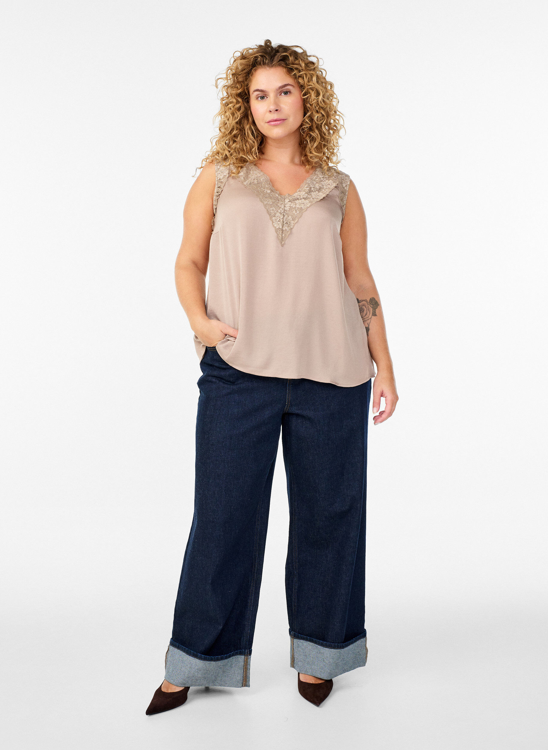 Zizzi &Auml;rmelloses Top mit Spitze, Beige, Model image number 1