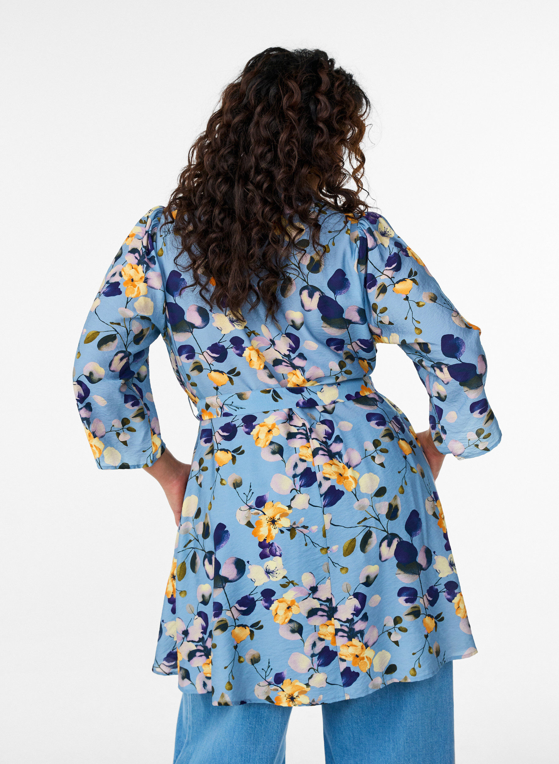 Zizzi Gemusterte Tunika mit Bindeg&uuml;rtel und 3/4-&Auml;rmeln, Blau, Model image number 2