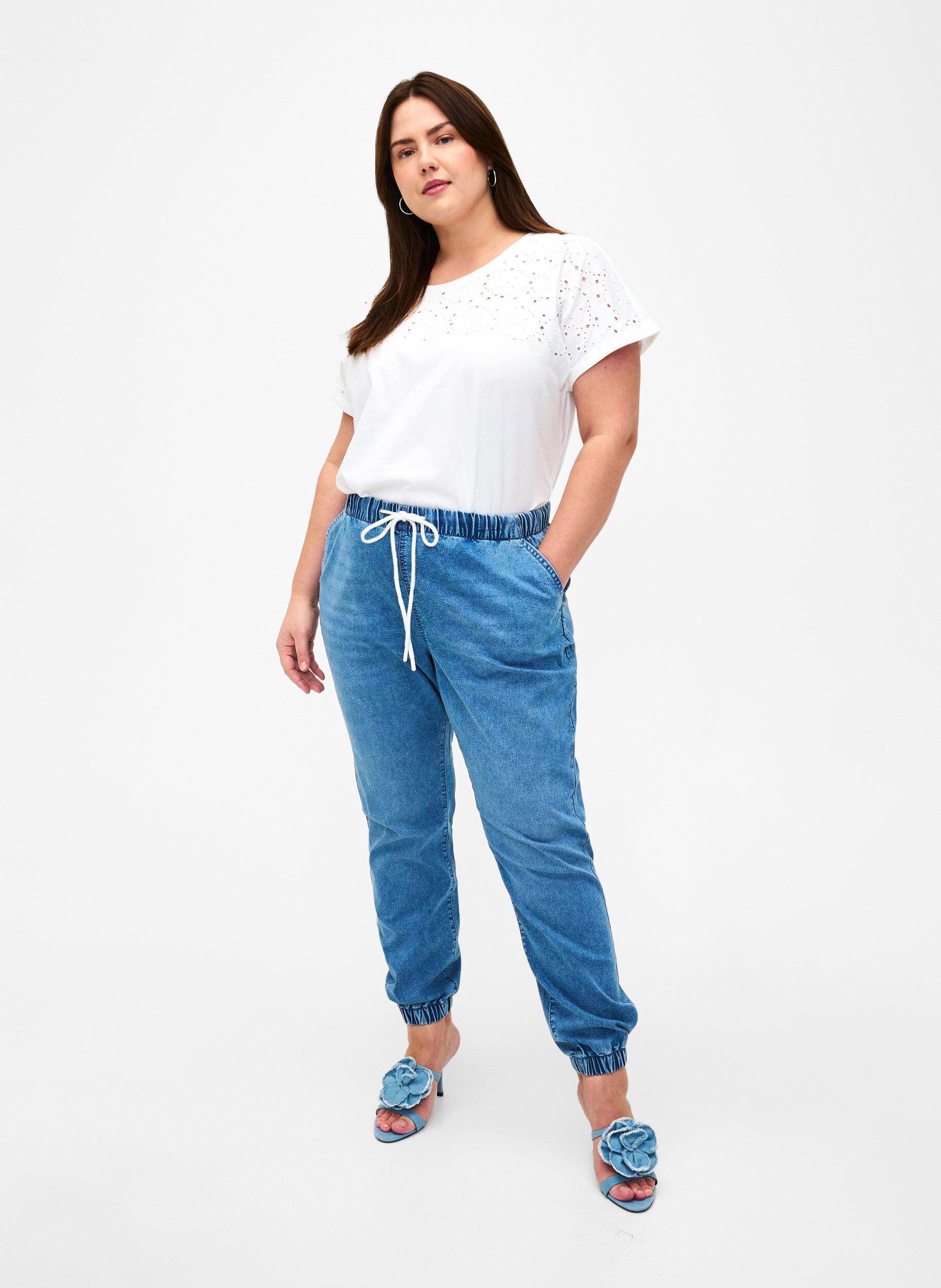 Zizzi T-Shirt aus Bio-Baumwolle mit Lochstickerei, Bright White, Model image number 2