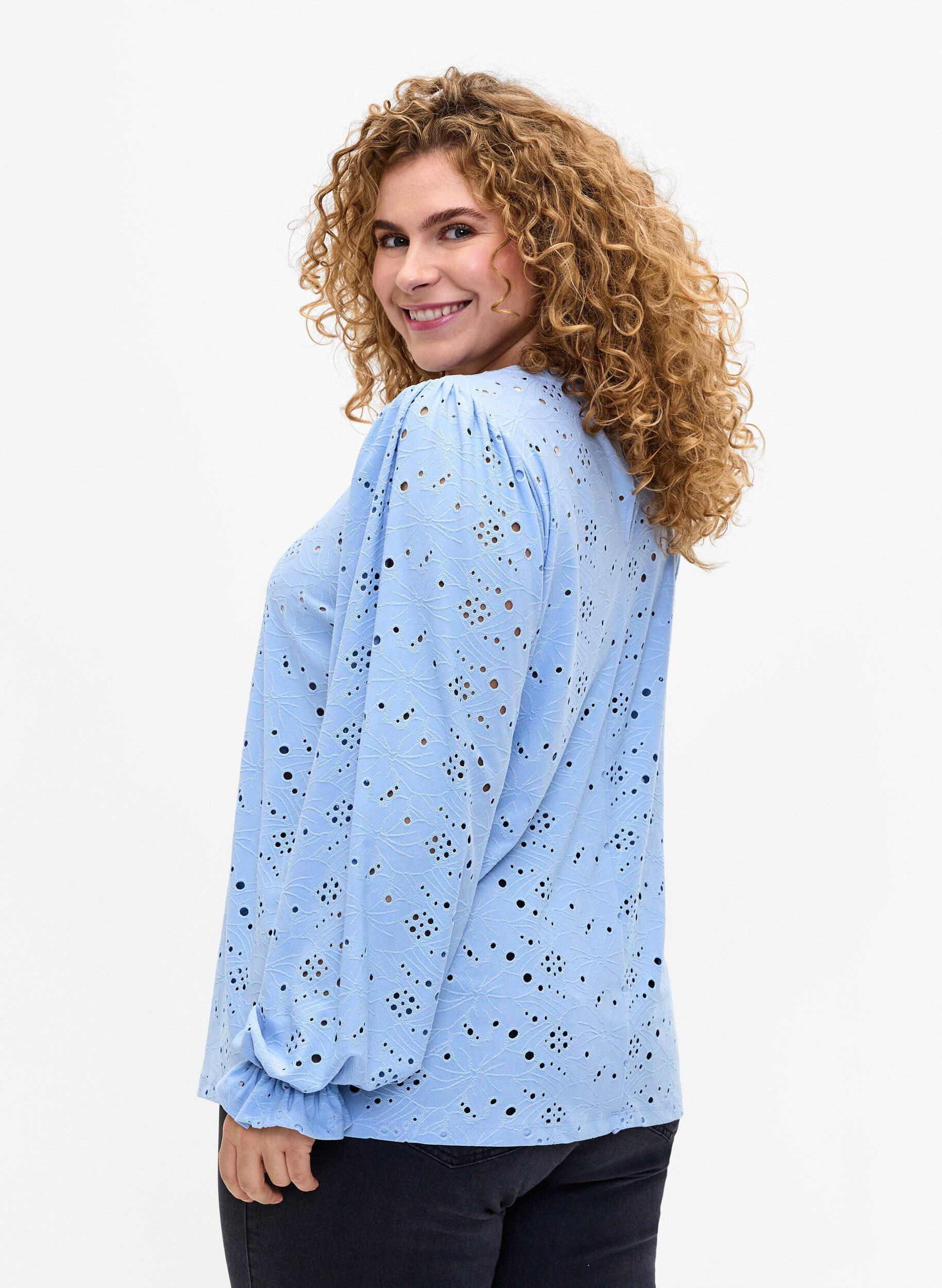Zizzi  Lang&auml;rmlige Bluse mit Lochmuster, Serenity, Model image number 1