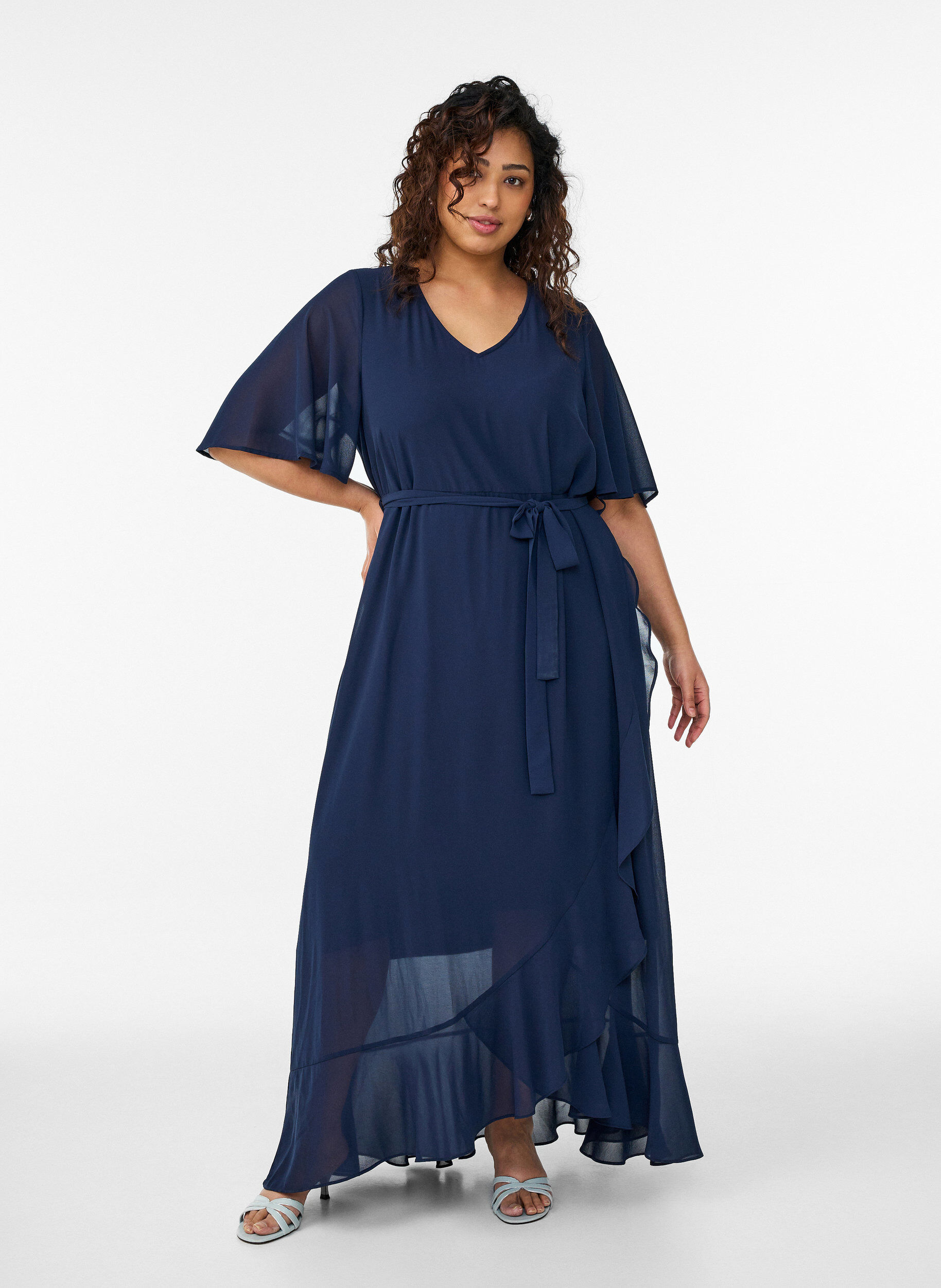 Zizzi Robe longue en mousseline avec d&eacute;collet&eacute; en V et ourlet &agrave; volants, Bleu, Model image number 0