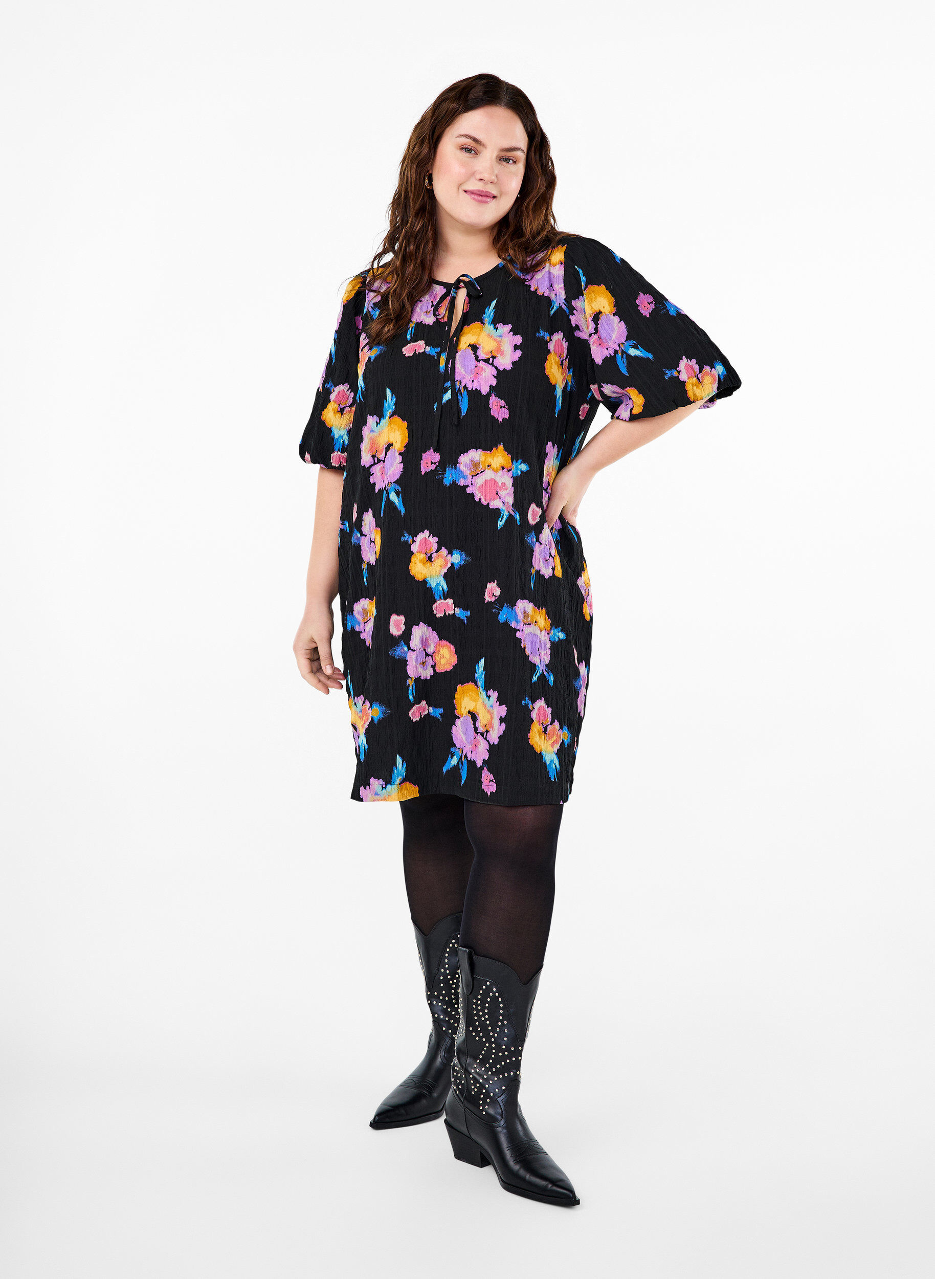 Zizzi Robe &agrave; manches courtes bouffantes et &agrave; imprim&eacute; floral, Noir, Model image number 1