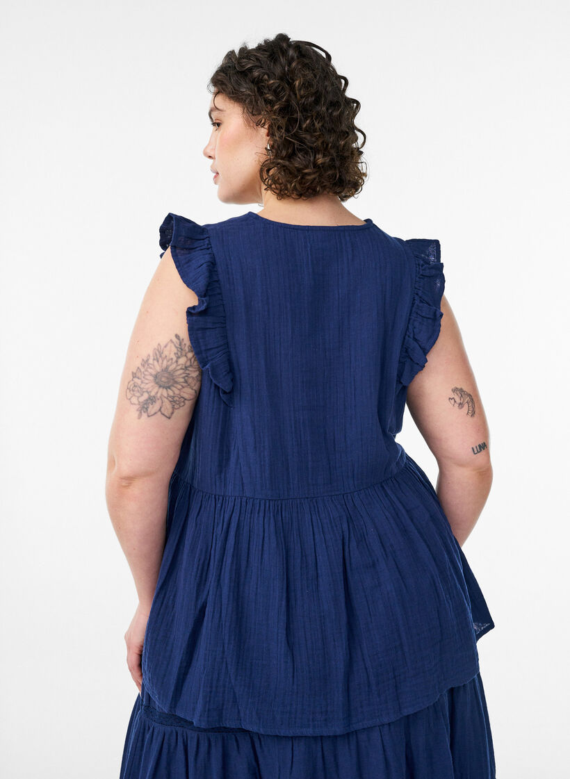 &Auml;rmellose Bluse aus Baumwoll-Musselin mit R&uuml;schen, Blau, Model image number 2