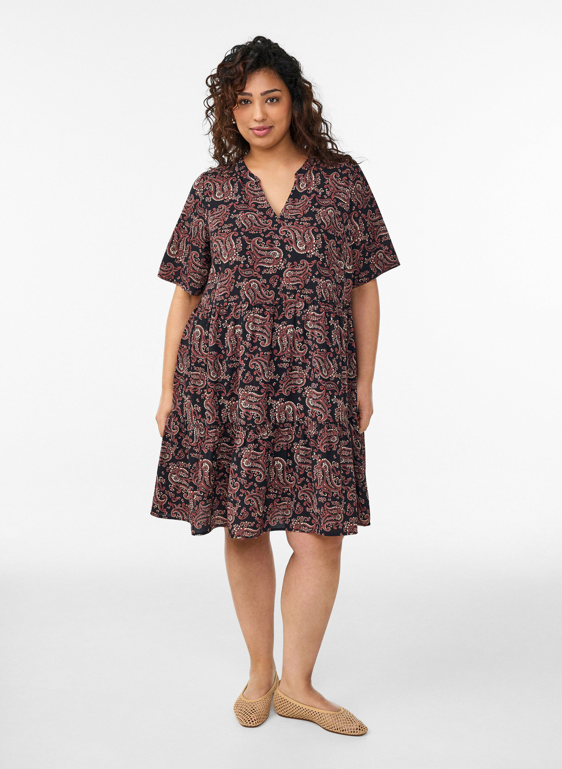 Zizzi Robe &agrave; manches courtes coupe trap&egrave;ze avec d&eacute;coupes, Noir, Model image number 1