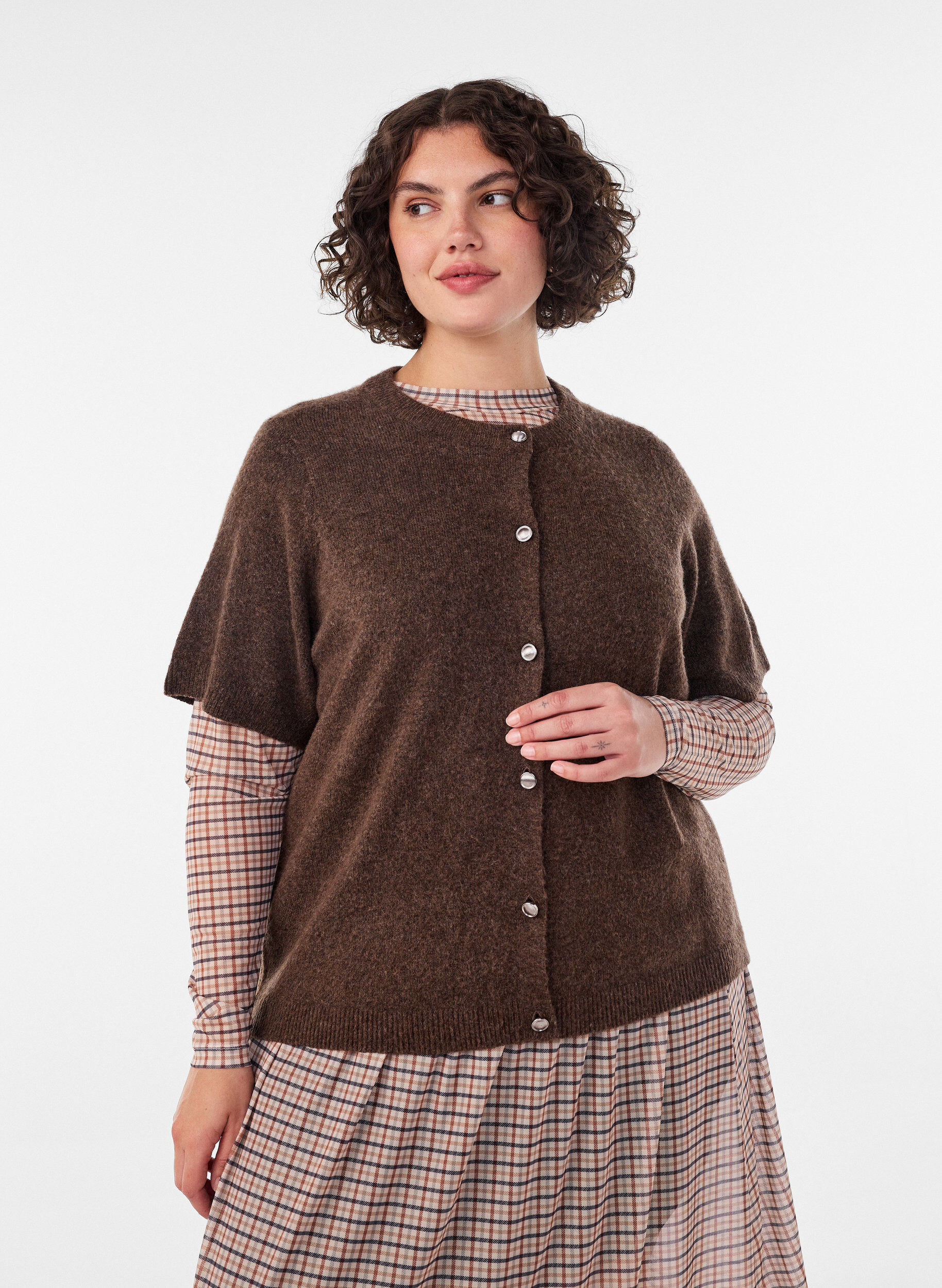 Strickjacke mit kurzen &Auml;rmeln, Braun, Model
