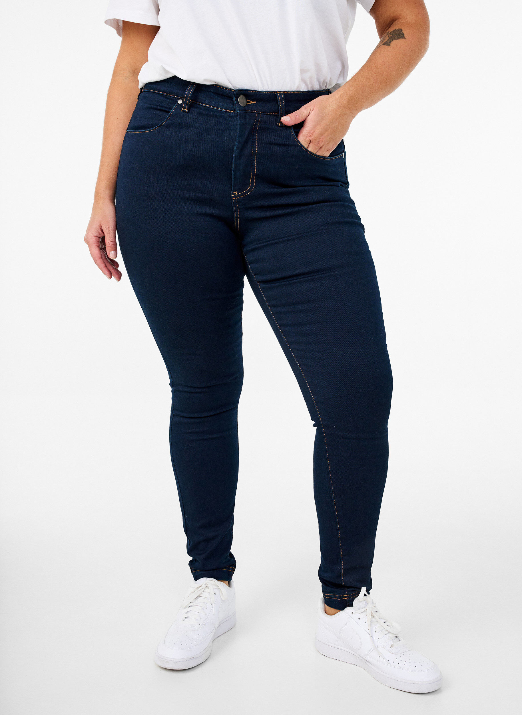 Zizzi Jean Amy super slim &agrave; taille haute, Unwashed, Model image number 2