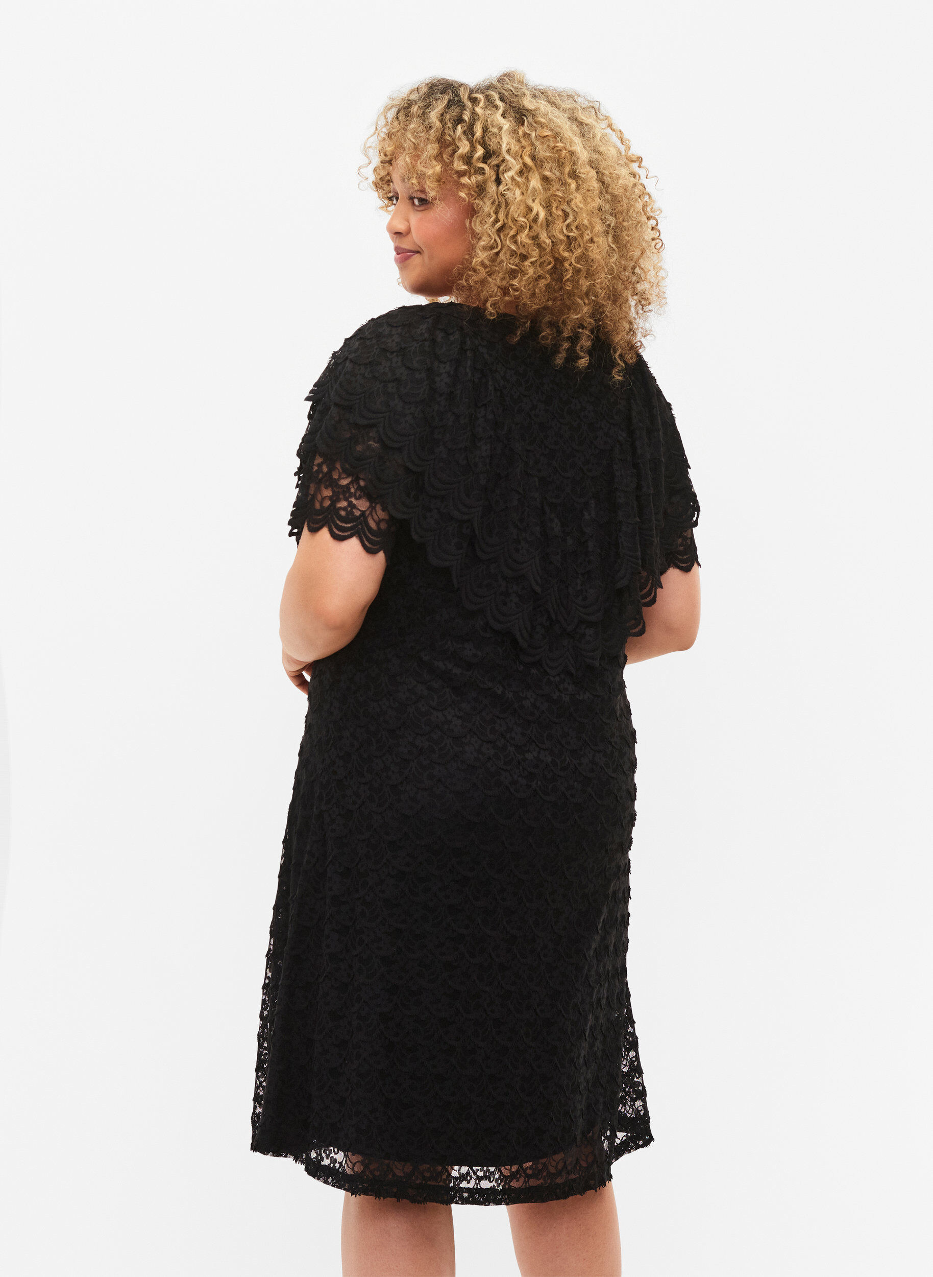 Zizzi Kurz&auml;rmeliges Kleid aus Spitze mit breiten R&uuml;schen, Black, Model image number 1