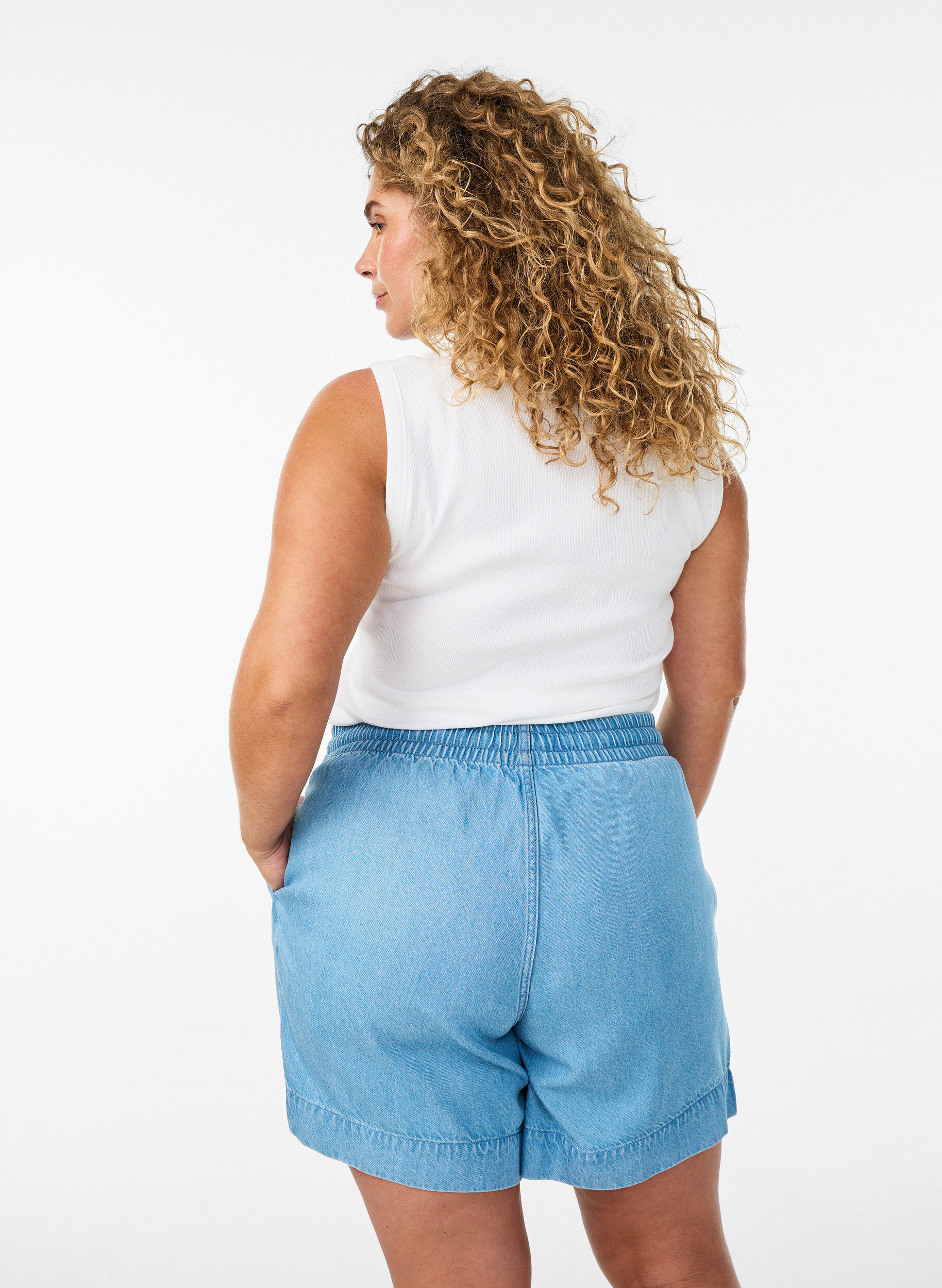 ZizziShorts in Jeans-Optik mit elastischem Bund und Kordelzug, Blau, Model image number 2