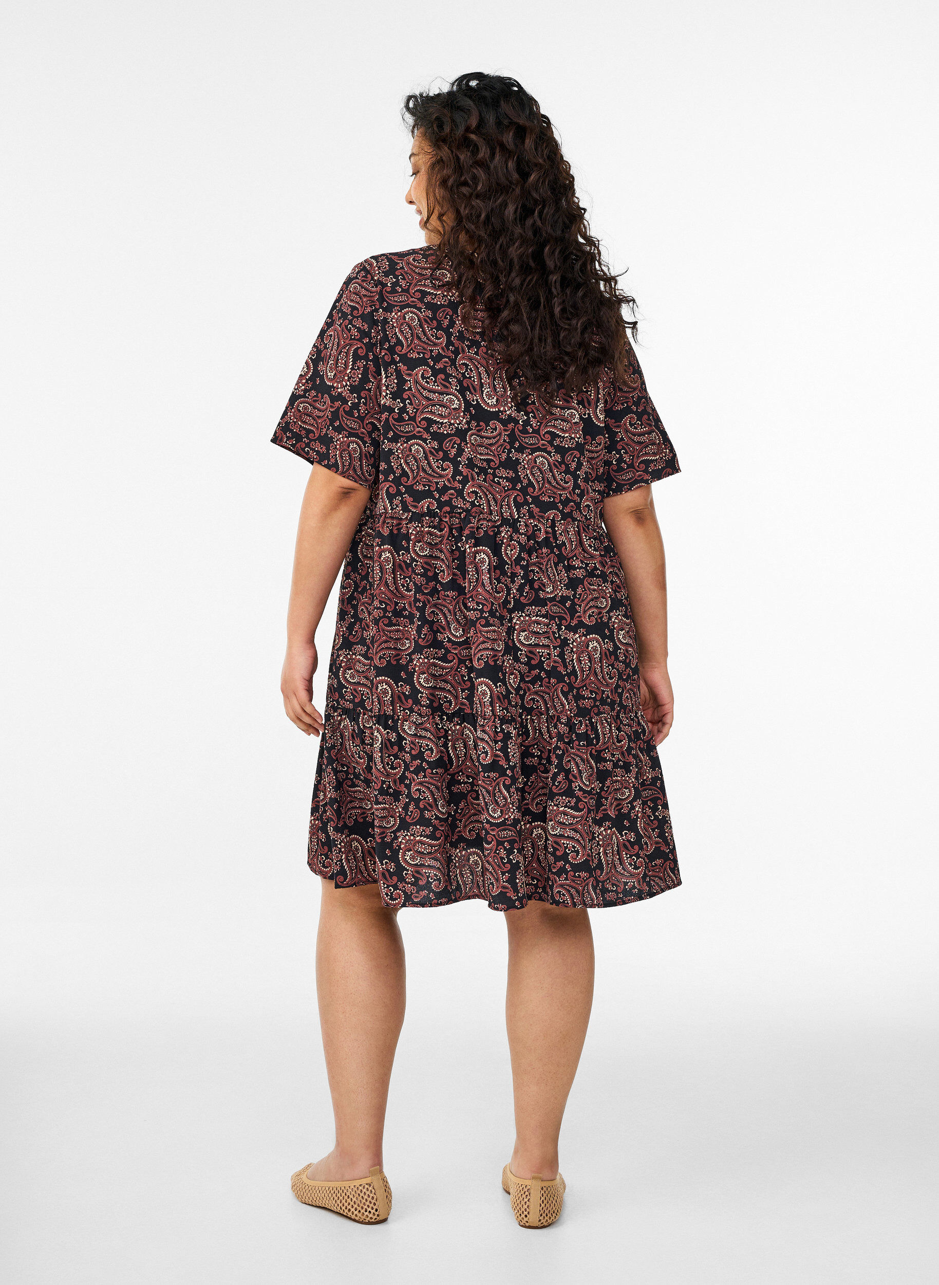 Zizzi Robe &agrave; manches courtes coupe trap&egrave;ze avec d&eacute;coupes, Noir, Model image number 2