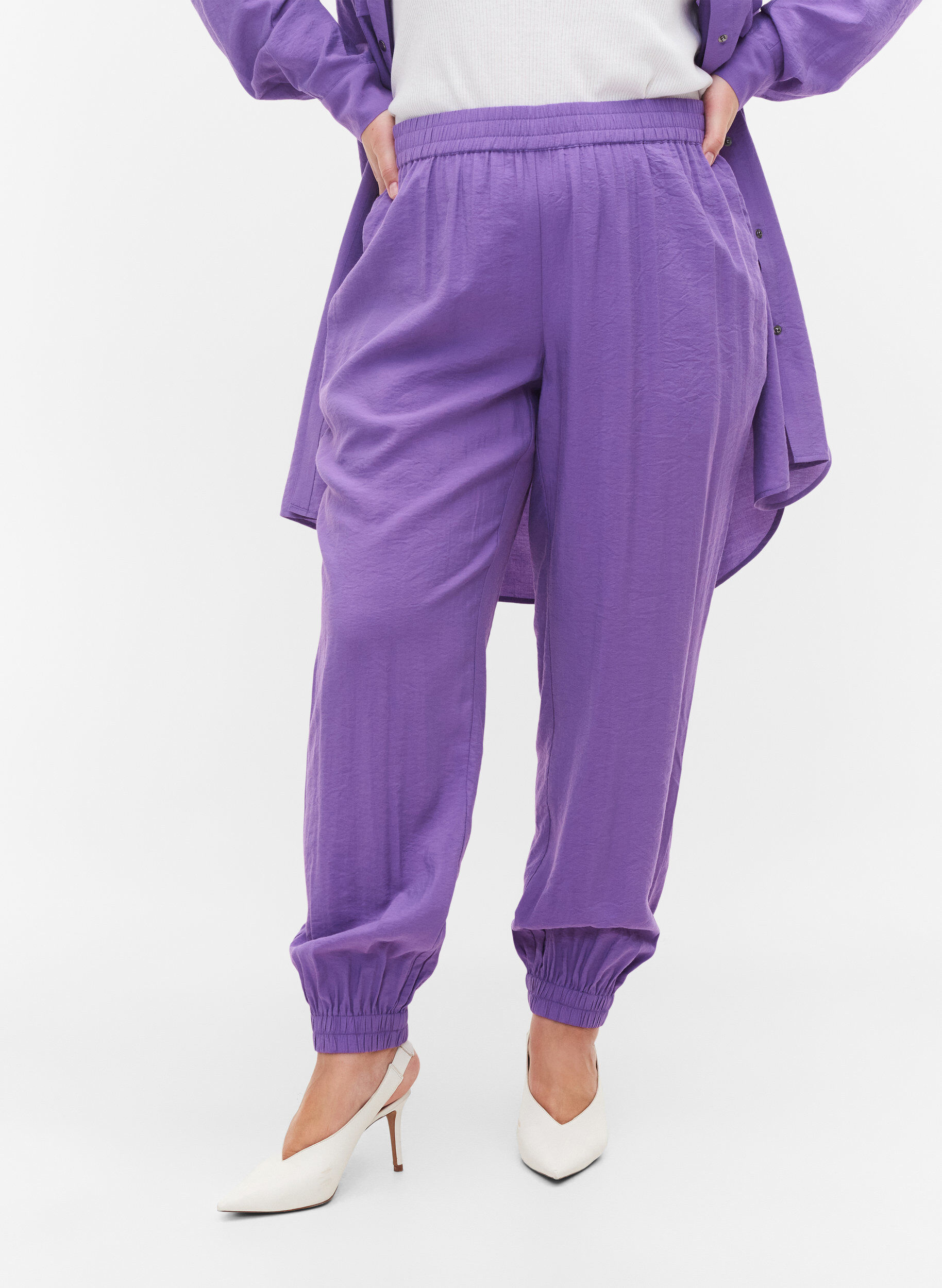 Zizzi Lockere Hose aus Viskosemischung mit elastischen Abschl&uuml;ssen, Royal Lilac, Model image number 2