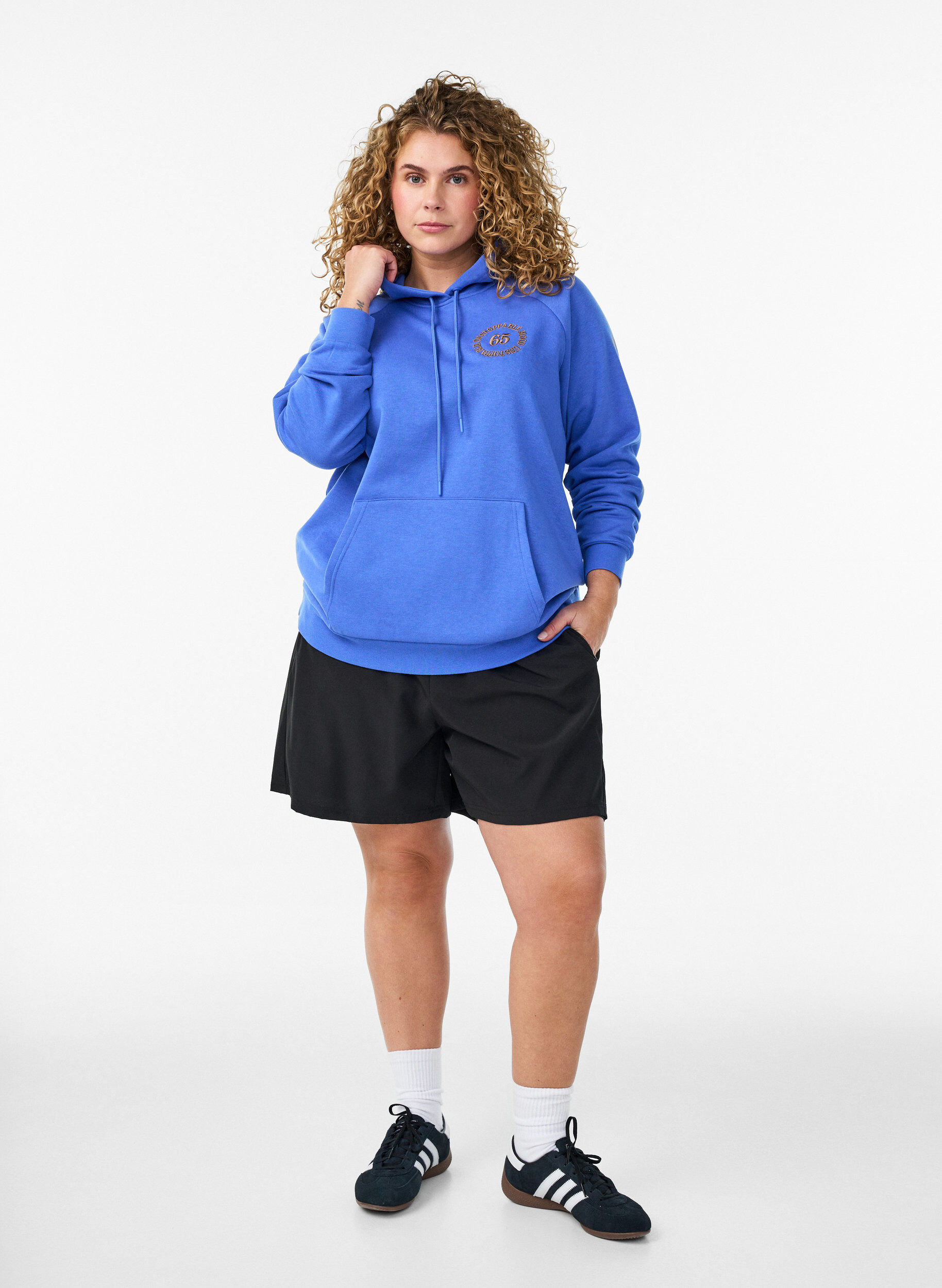 Zizzi Sweat &agrave; capuche avec motif brod&eacute; devant, Bleu, Model image number 1