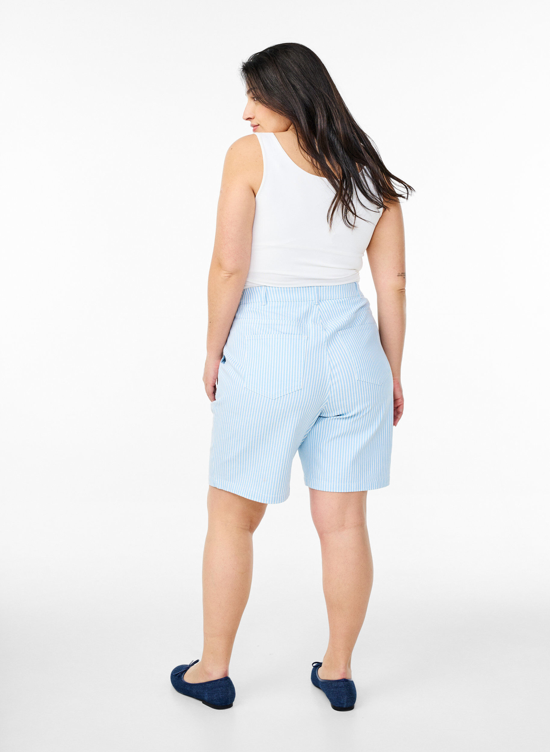 Zizzi Bermuda-Shorts mit hohem Bund und Streifenmuster, Blau, Model image number 2