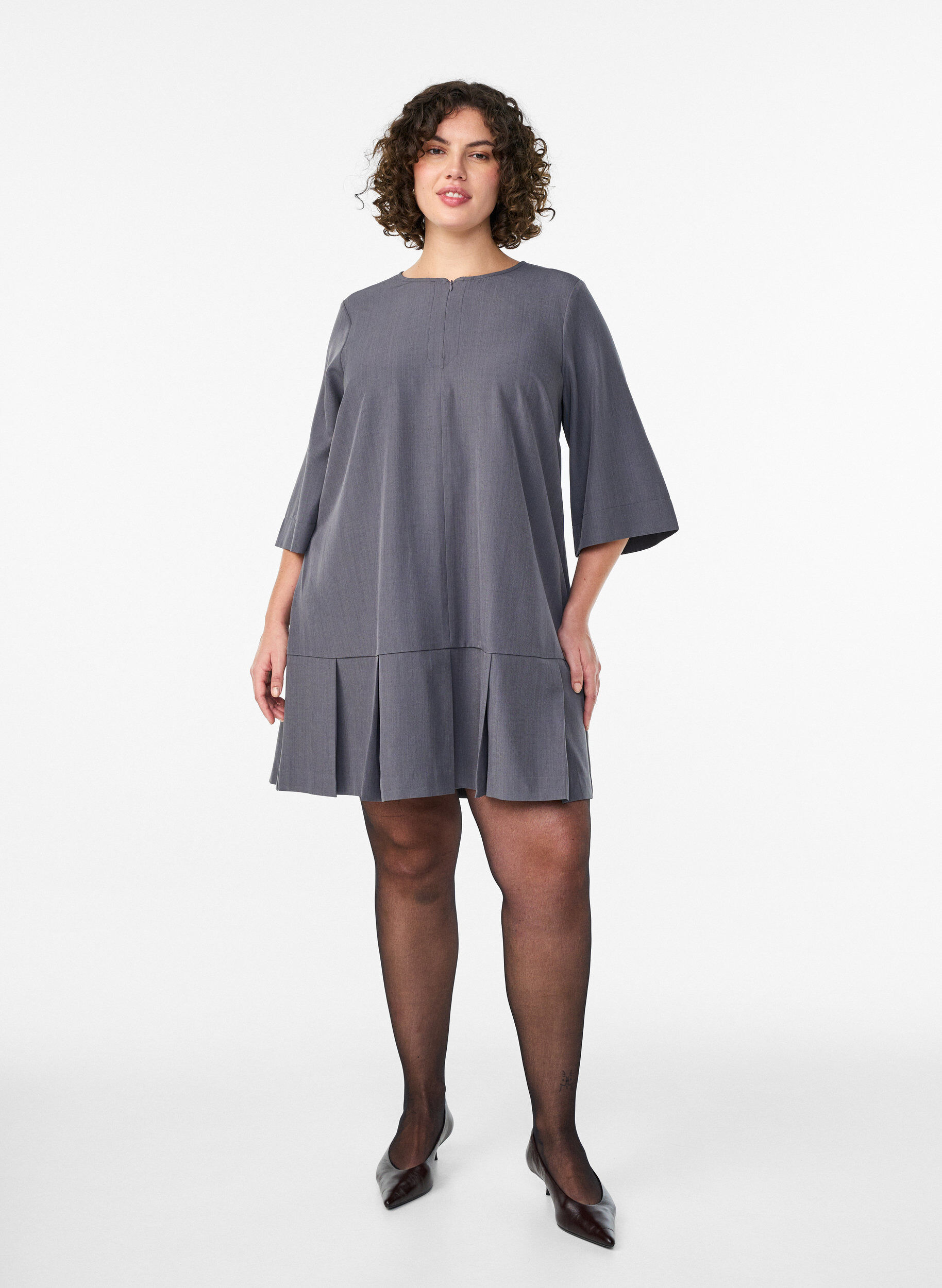 Zizzi Kurzes A-Linien-Kleid mit Rei&szlig;verschluss und 3/4-&Auml;rmeln, Grau, Model image number 1