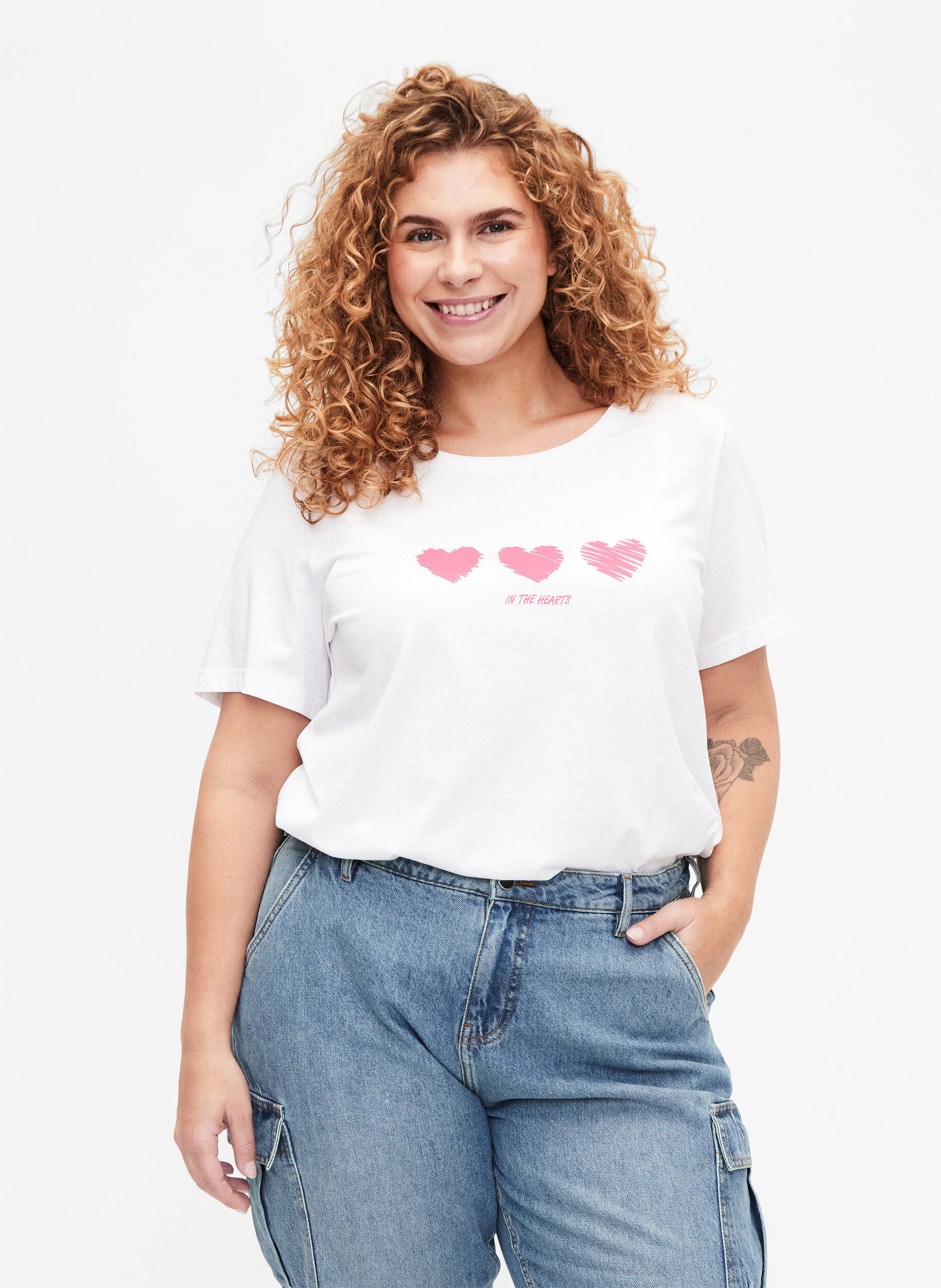 Zizzi T-Shirt aus Baumwolle mit Rundhalsausschnitt und Aufdruck, B. White W. Hearts, Model image number 0