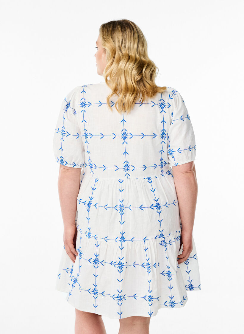 Kurzes Kleid mit V-Ausschnitt und Stickereien, Weiß, Model image number 2