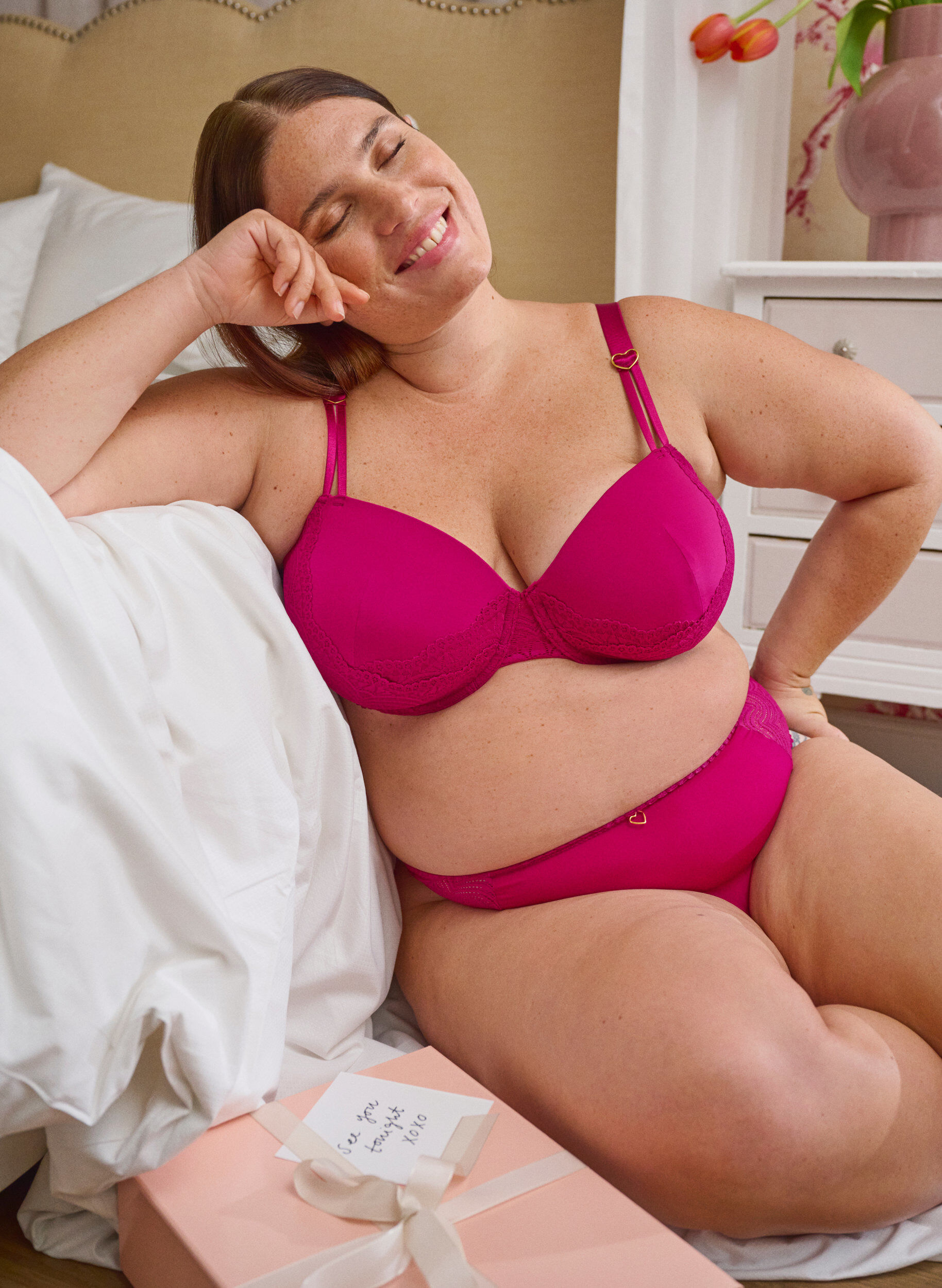 Zizzi Geformter BH mit Spitze, Rot, Image image number 0