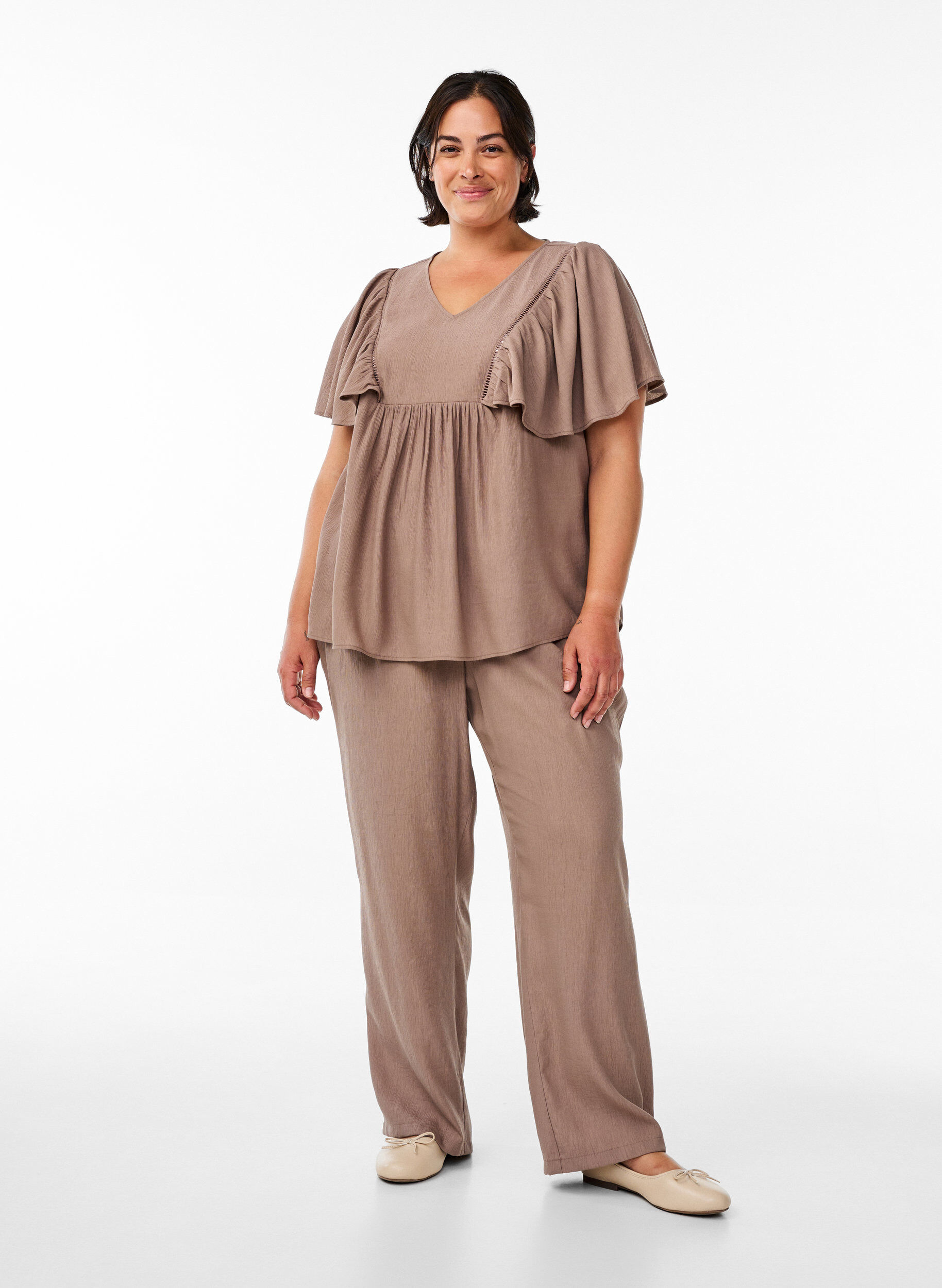 Zizzi Bluse mit kurzen R&uuml;schen&auml;rmeln, Braun, Model image number 1