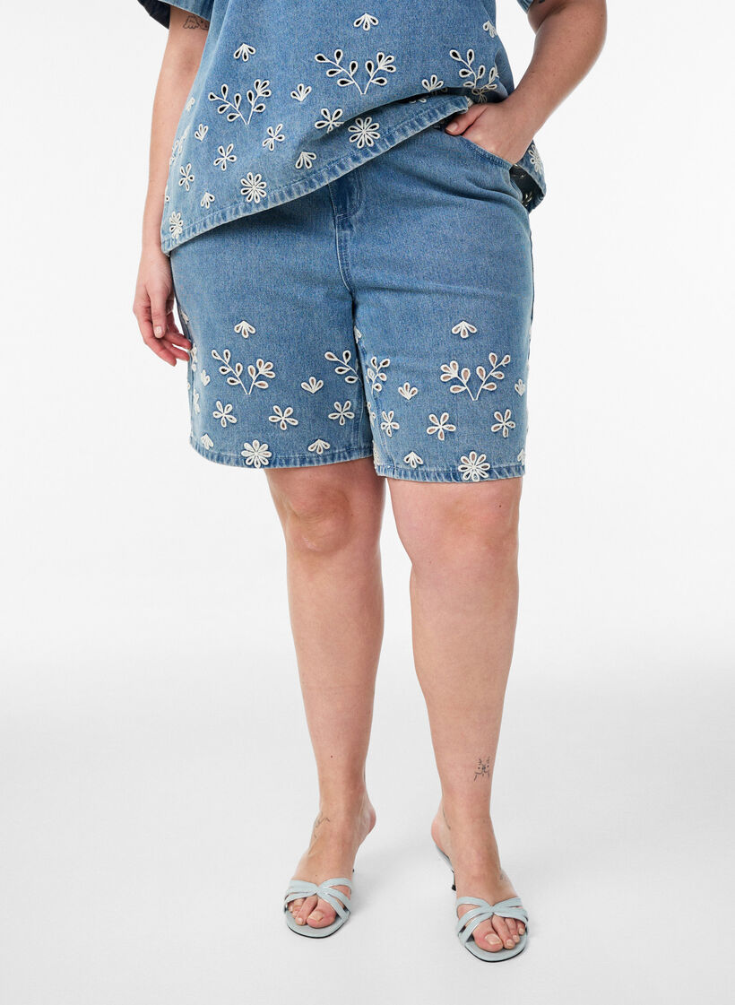 Short en jean taille haute avec broderie anglaise, Bleu Clair, Model image number 3