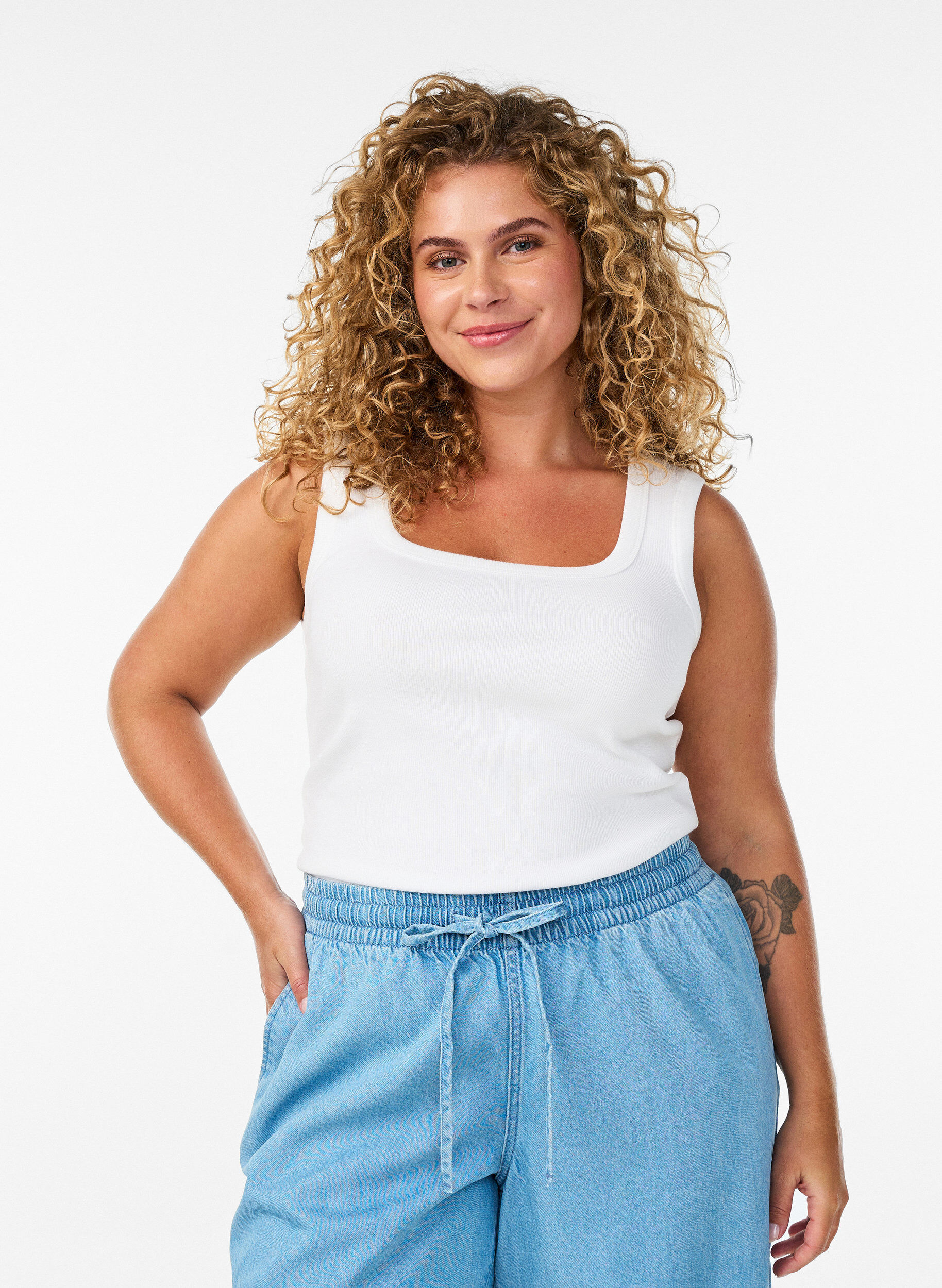 Ripp-Top mit eckigem Ausschnitt, Wei&szlig;, Model