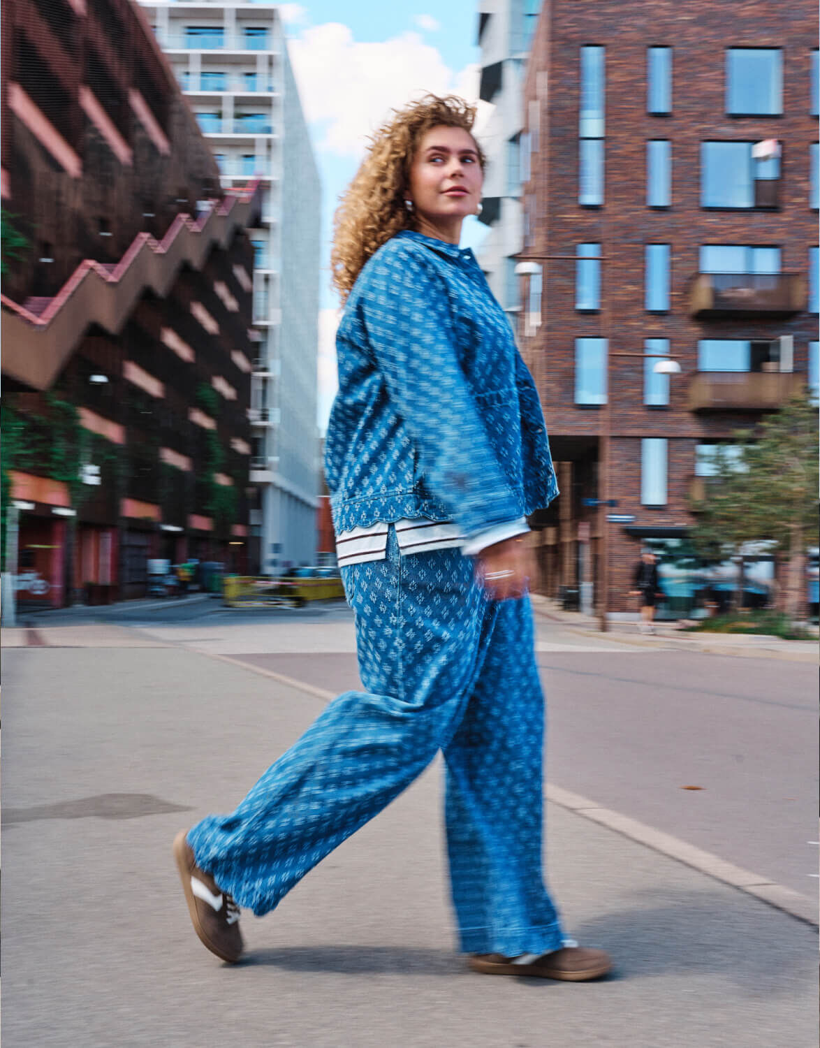In Denim gekleidet